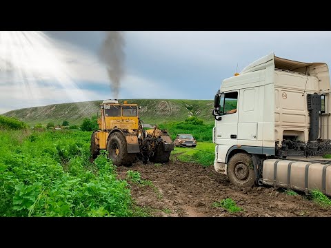 Видео: БЕНЗОВОЗ DAF УТОНУЛ В ГРЯЗИ, КОЕ КАК ВЫТАЩИЛИ К-701 И К-700