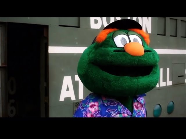 HOU@BOS: Wally the Green Monster enjoys birthday 