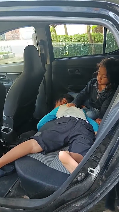 When Mom was surprised, Ara fell asleep in the car to go see the new school. Little Sis left her ...