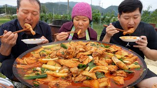 Stir fried rice cake with chicken on a cauldron lid - Mukbang eating show