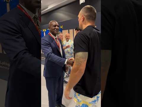 USYK GREETED BY EVANDER HOLYFIELD IN DRESSING ROOM | TYSON FURY