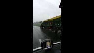 Traktor auf Autobahn