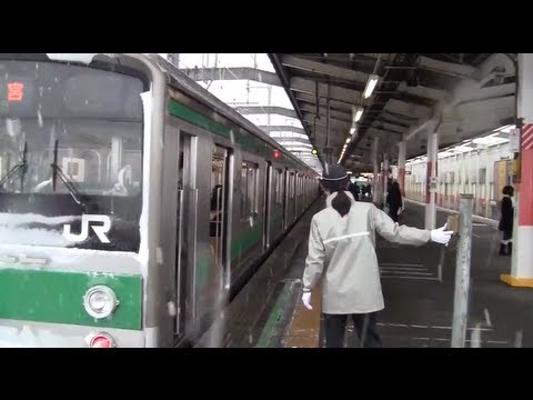 【埼京線】205系大雪 戸田駅発着 女性車掌と雪対策 さいたま雪化粧