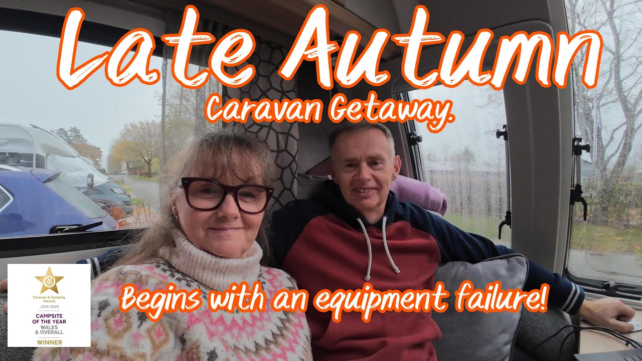 Удостоенное наград место для отдыха на автофургоне поздней осенью.