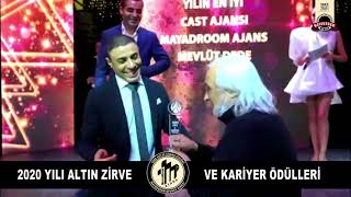 Mayadroom Ajans Başkanı Mevlüt Dede, yılın en iyi cast ajansı ödülünü Müjdat Gezen'in elinden aldı..