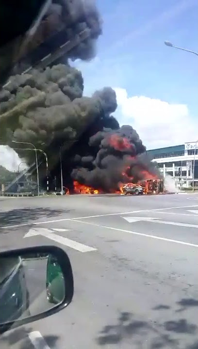 Kebakaran lori tangki minyak di Jalan Kidurong - Video Bomba