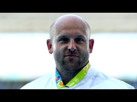 Video: En polsk olympisk bara auktionerad av hans silvermedalj för en stor orsak