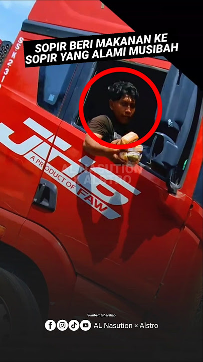 Seorang sopir truk beri jatah makannya untuk sesama sopir yang truknya alami musibah dijalan