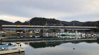 水鏡に映った255系特急新宿さざなみ2号