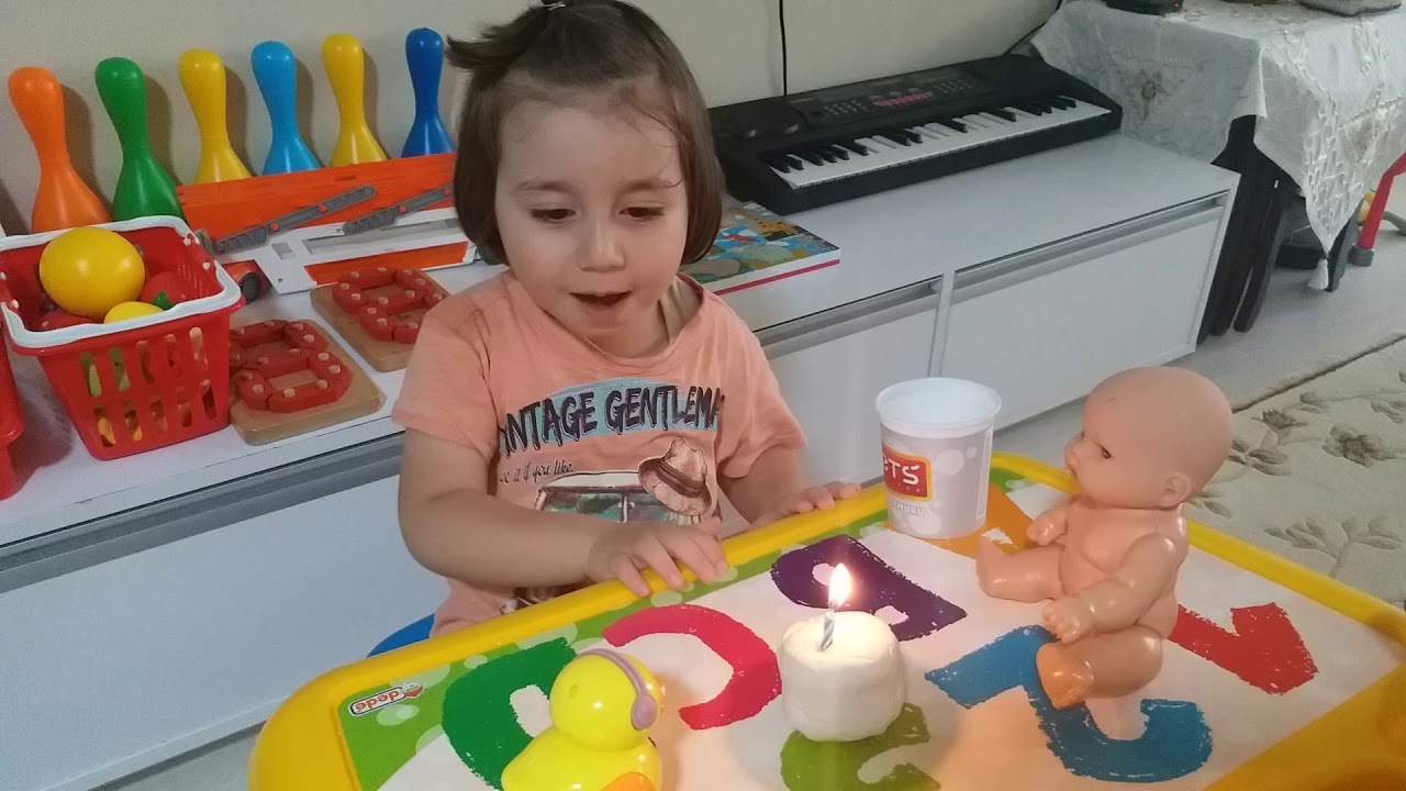 Çınar bebegine hamurdan pasta yapıyor🎂 iyiki doğdun bebek🎉🎈oyunhamuru