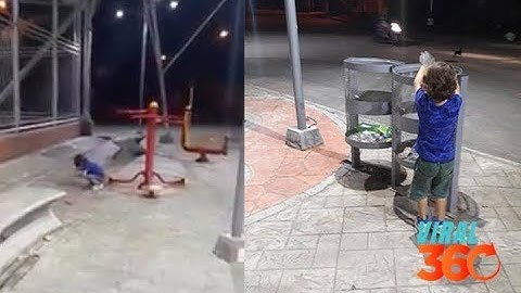 Niño que en lugar de jugar en el parque recoge la basura
