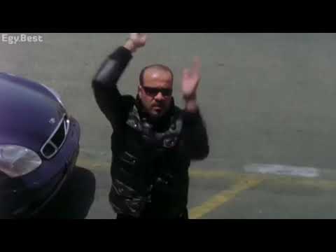 ايه الحر ده بوشكاش بيرمي الشنط وبيقفل زرار الجاكيت محمد سعد