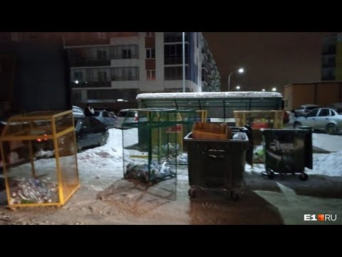 Видео: Горожане бьются за мусорные баки