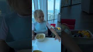 Милое видео! Маленькая Наоми обедает с Дэвидом