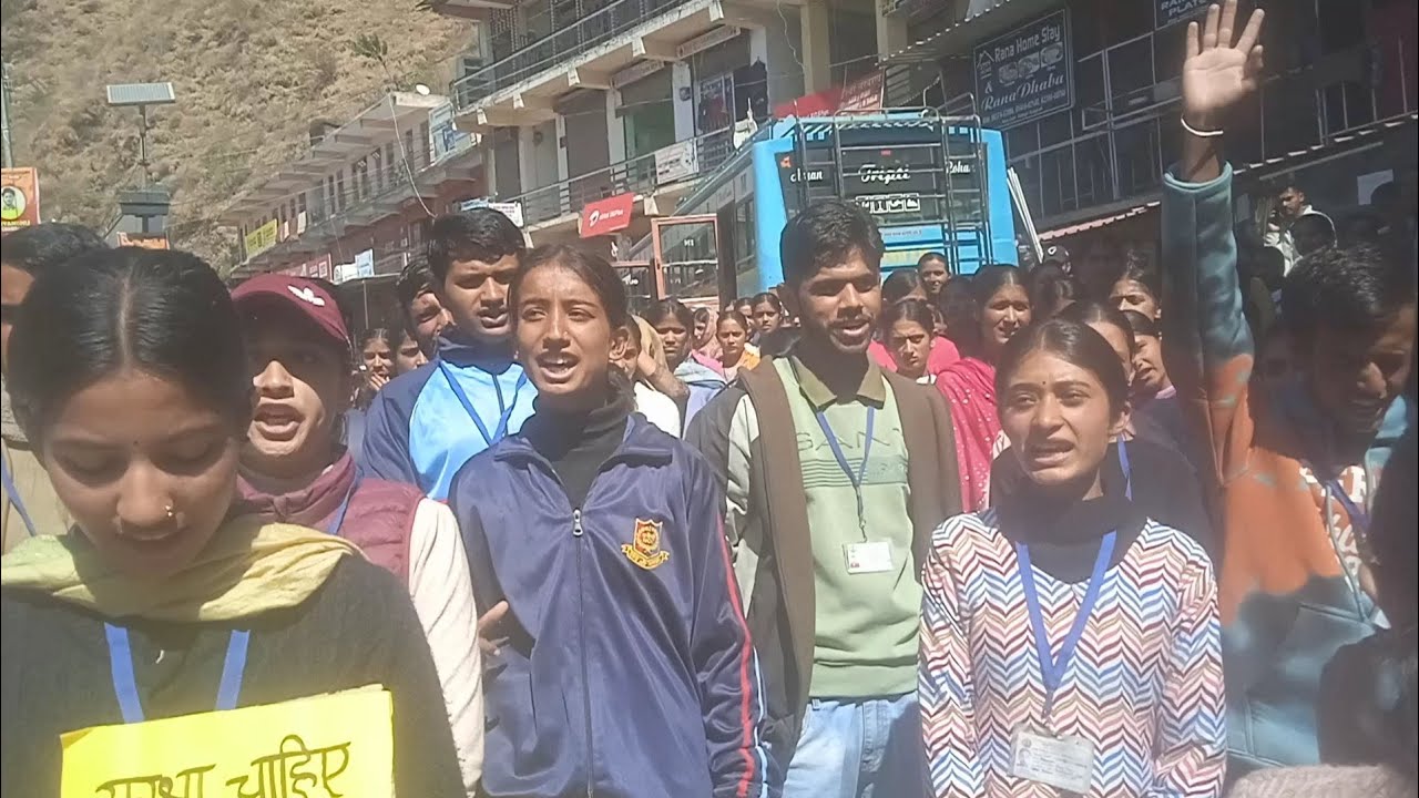 अतिक्रमण से College Road बंद होने के कगार पर पहुंचने से दुखी छात्रों ने निकाली Rally 