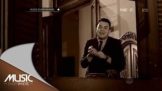 Miniatura de "Tulus - Aksi Kucing Nien (Lesma Cover) - Music Everywhere"