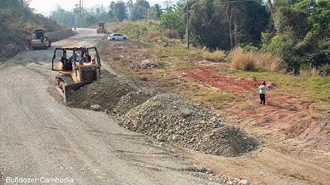 Cooperation to develop new mountain environment road using SHANTUI to push rocks faster
