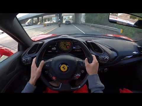 Video: Momak Koji Nije Iz Automobila Vozi Ferrari 488 Spider I Voli Ga