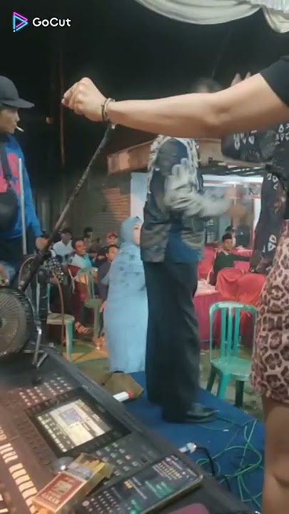 sawer biduan istri ngamuk - viral diamuk istri pas nyawer biduan di panggung - istri marah besar
