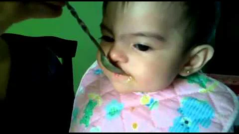 Jill Blanco come con cuchara