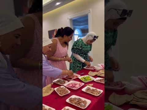 ام مكة تفاجئ الفنانة وفاء عامر بسفره فسيخ ام مكة وفاء عامر ترند فن