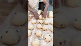 ¡Formando panes en @baluard_barceloneta! 🍞
¡Esta es nuestra parte favorita del proceso! Nos encanta ver a los panaderos con las manos en la masa. Son situaciones como esta las que nos permiten aprender más sobre la técnica de los profesionales. 🙌
Se puede ver muy claramente que casi no se aplica presión a las masas cuando necesitan ser moldeadas. 🤓
📝 Aprende a hacer pan de masa madre con Gluten Morgen usando el enlace en nuestra bio.
#masamadre #glutenmorgen #panartesanal #foodie #panadería #panconmasamadre #amasado #pan #horneado #bakery #bakers #baluard #barcelona #españa ¡Formando panes en @baluard_barceloneta! 🍞