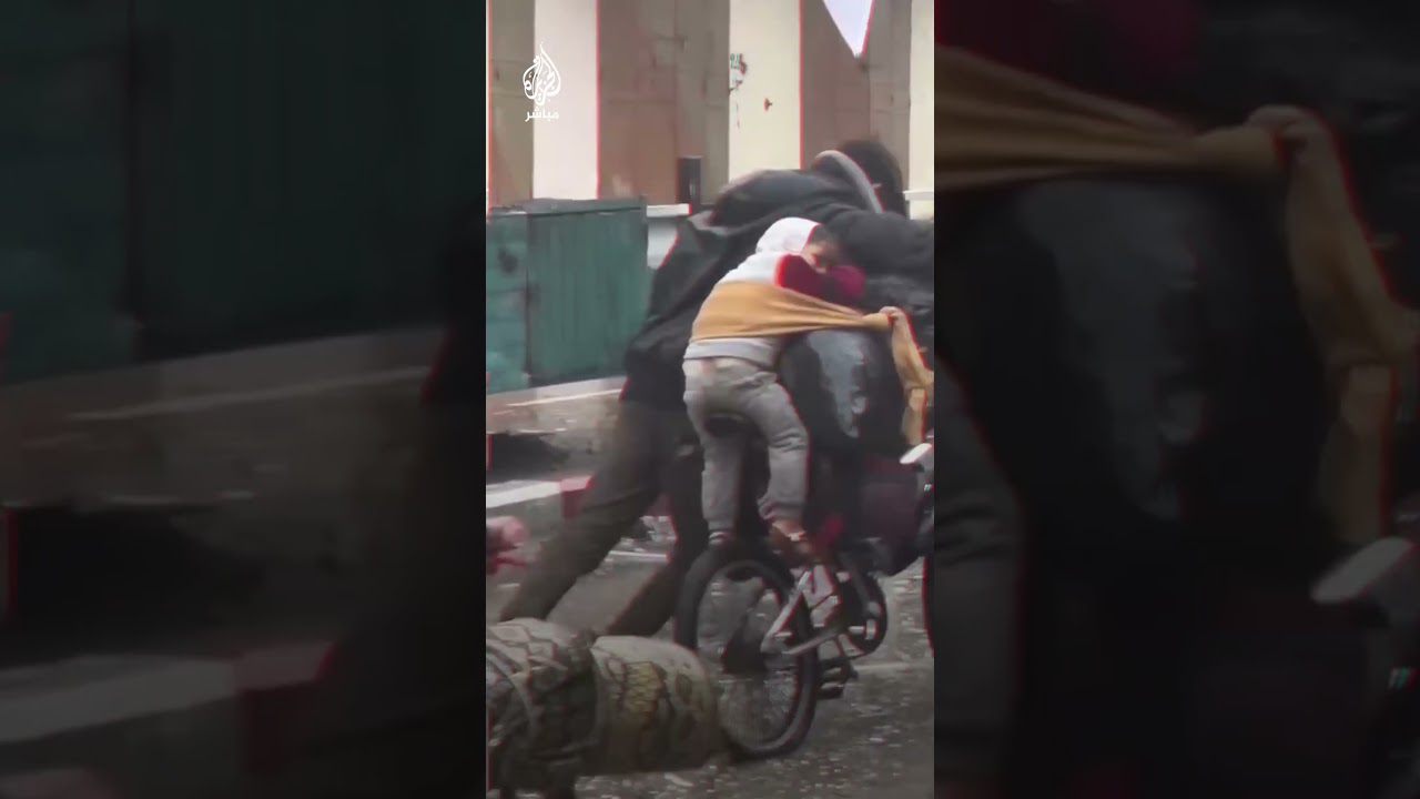 في غزة.. طفل يعتني بطفلة وسط أجواء البرد القارس أثناء رحلة نزوحهما