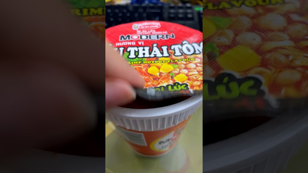 Luôn bên ta những lúc đói là ly mì gói, ai mê mì lẩu thái giơ tay lên nào 🍜  