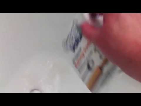 tub-cleaning-with-vinegar-and-baking-soda