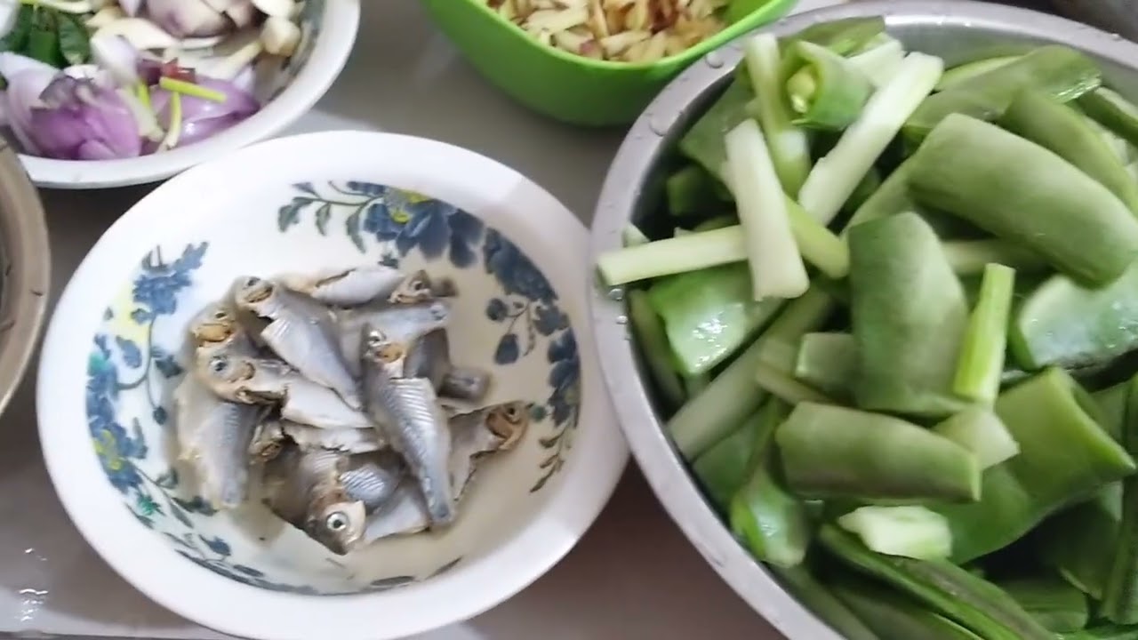 আজকে অনেক শখ করে নিজের হাতে দেশি সবজি রান্না খেলাম।সারাদিন কাজের উপর দিয়েই চলে। 