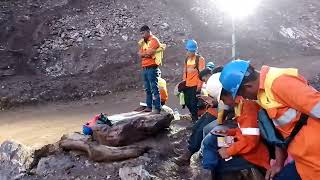 Sholat Di Atas Batu Di Kerumunan Anggota Lain Subhanallah Pak Yusuf Uniteda Arkato Site Konawe