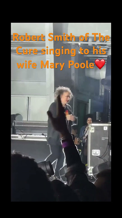 Robert Smith of The Cure singing to his wife Mary Poole on tour 2023