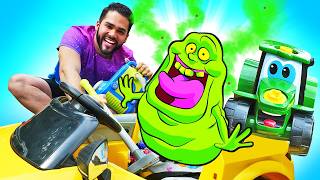 Como funciona o lava-jato? Trator de brinquedo Johnny e Lucas limpam um carro sujo!