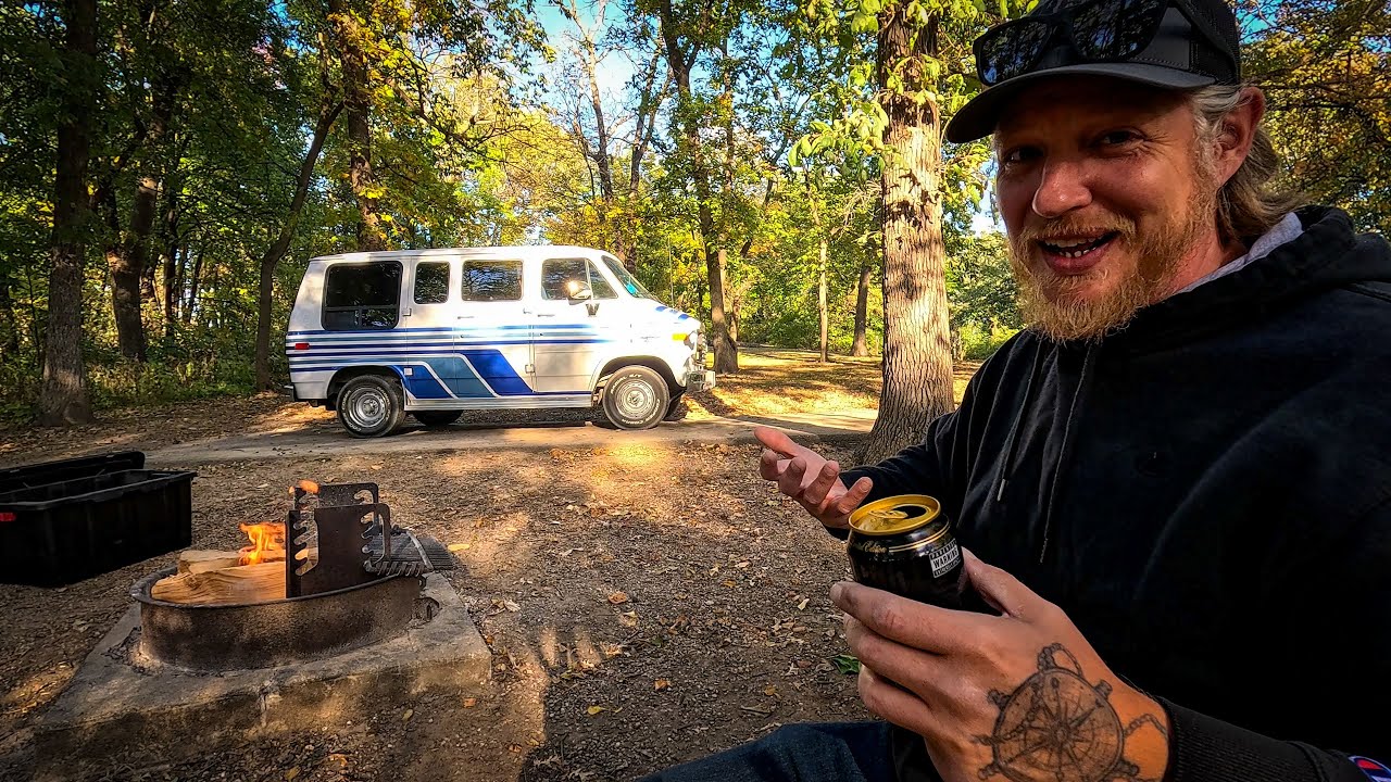 Готовлю завтрак-скрэмбл с чили и сыром в своем фургоне прохладным осенним вечером