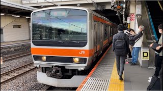 E231系0番台ｹﾖMU43編成が回送電車としてロング警笛を鳴らして大宮駅11番線を発車するシーン（回2653M）2022.10.11