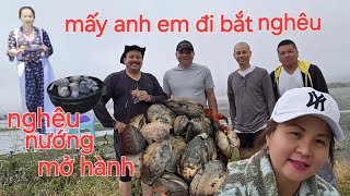 Nghêu nướng mở hành rất ngon và trải nghiệm bắt nghêu cùng mấy anh em. (catching clams with friends)