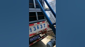 Lifting machine for grass bundling truck, grass bundling truck,