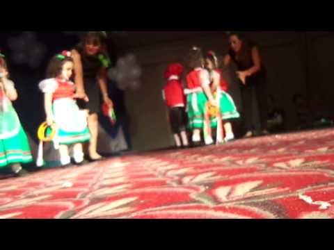MIA BAILANDO LA
