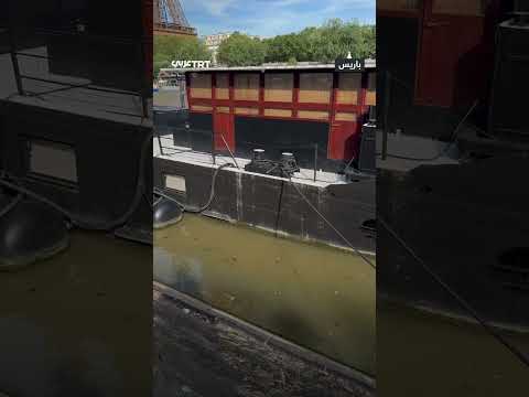 بمياه خضراء وأوساخ تطفو على وجه الماء لقطات تعكس مدى تلوث نهر السين بمدينة باريس