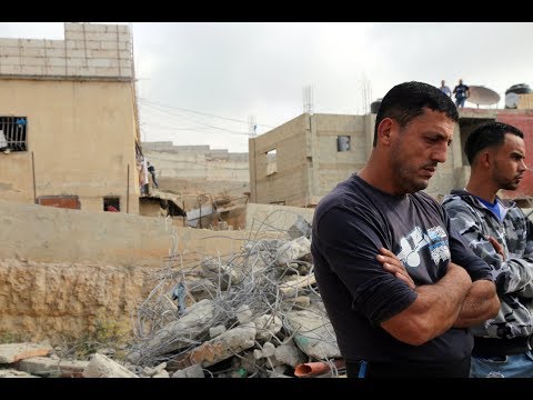 الاحتلال يهدم مبنى في البيرة