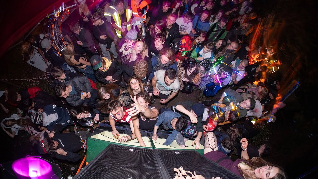 Я обнаружил тайный нелегальный лесной рейв-вечеринку | Британская рейв-культура