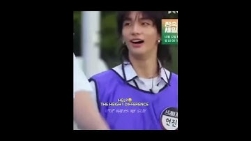 The height difference 🤣😭#hyunjin #straykids #knowingbros #funny #fyp #kpopmakesmestay