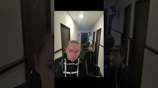 Survivre à l'Hôtel Pivovar : Bière, Moines et Dépression à Davle ! 🍺 | Humour Noir