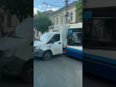 В центре Саратова автобус протаранил "Газель"