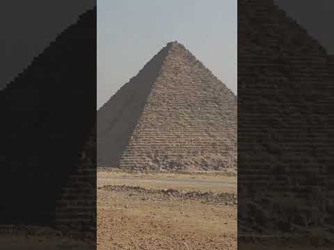      مجمع أهرامات الجيزة بمصر