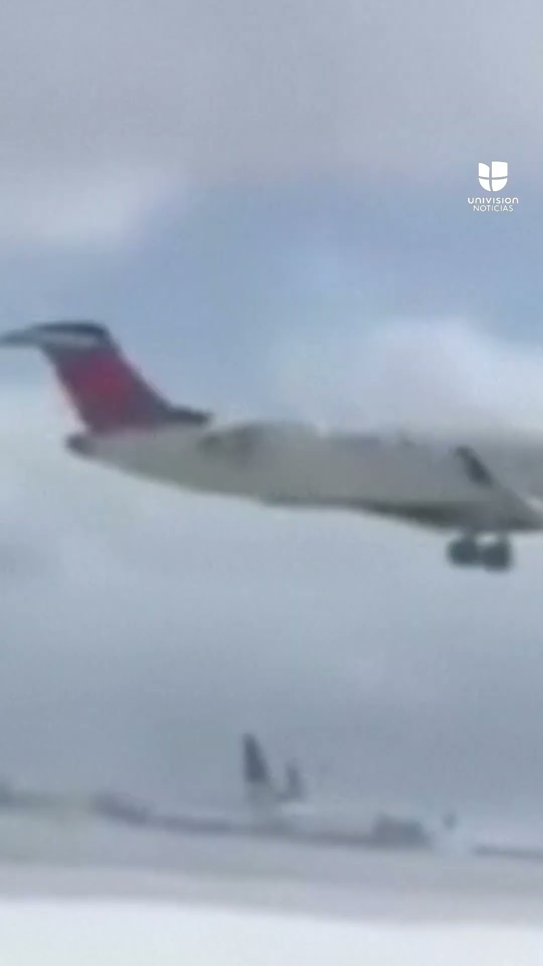 Así fue el aterrador momento en el que un avión de Delta volcó y se prendió en llamas