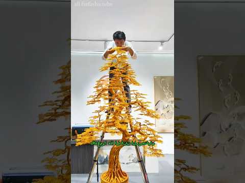 أصدقائي هناك مسابقة فنية في مدرستي لذلك صنع والدي شجرة ذهبية 