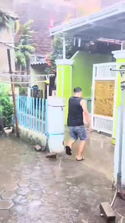 mau pulang hujan deras, untung ada payung #ngakak #comedy #funny #videos #lucu #komedi #duet