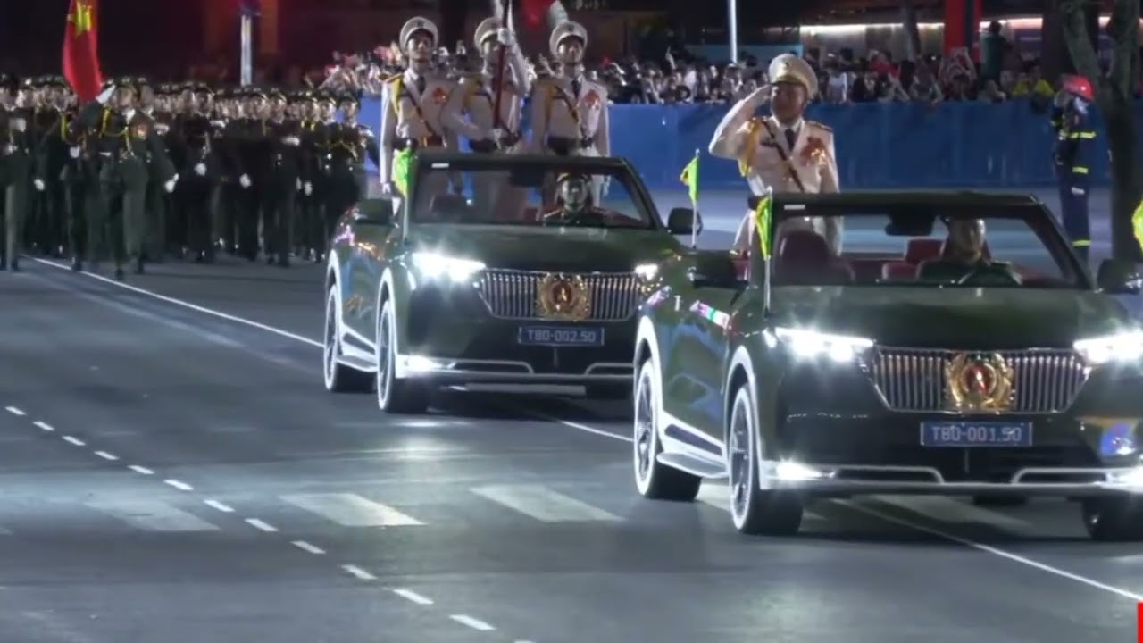 Các khối diễu binh diễu hành  trung tâm TP.HCM trong đêm tổng luyện 22-4