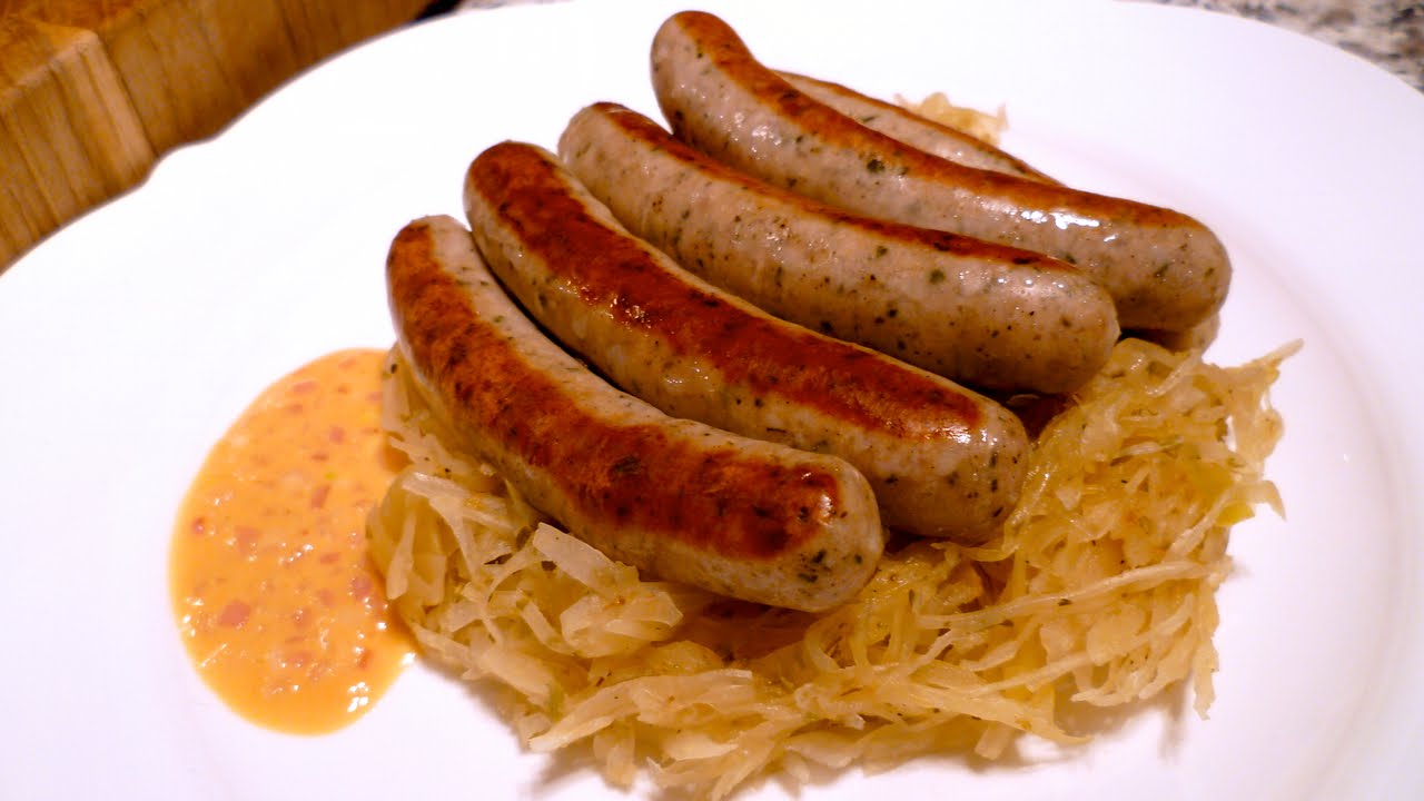 Bratwurst mit Sauerkraut und Zwiebelsenf - YouTube